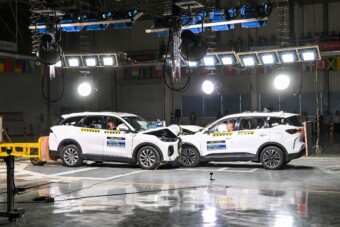 Két irányból egyszerre törték a kínai SUV-ot, ez lett a vége