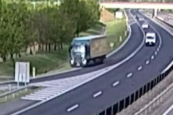 Videón, ahogy fékezés nélkül árokba zúgott a pihenőbe induló kamionos