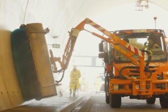 Ritkán látható videó arról, hogyan takarítanak ki egy magyar autópálya-alagutat