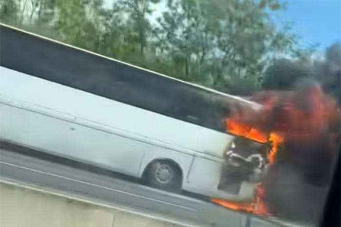 Videón, ahogy óriási füsttel égett egy busz az M0-son