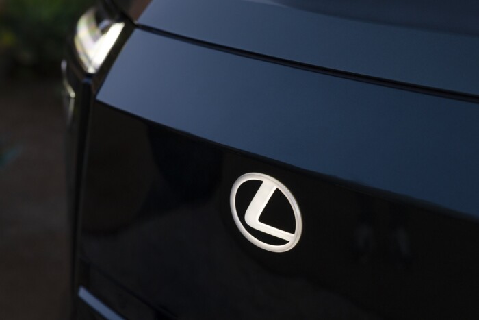 Sportautóként üvölt, nyugággyal kényeztet az új Lexus 17