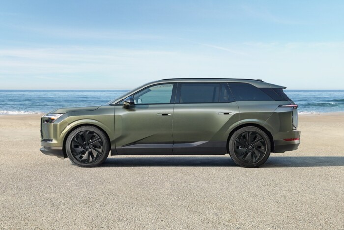 Sportautóként üvölt, nyugággyal kényeztet az új Lexus 10