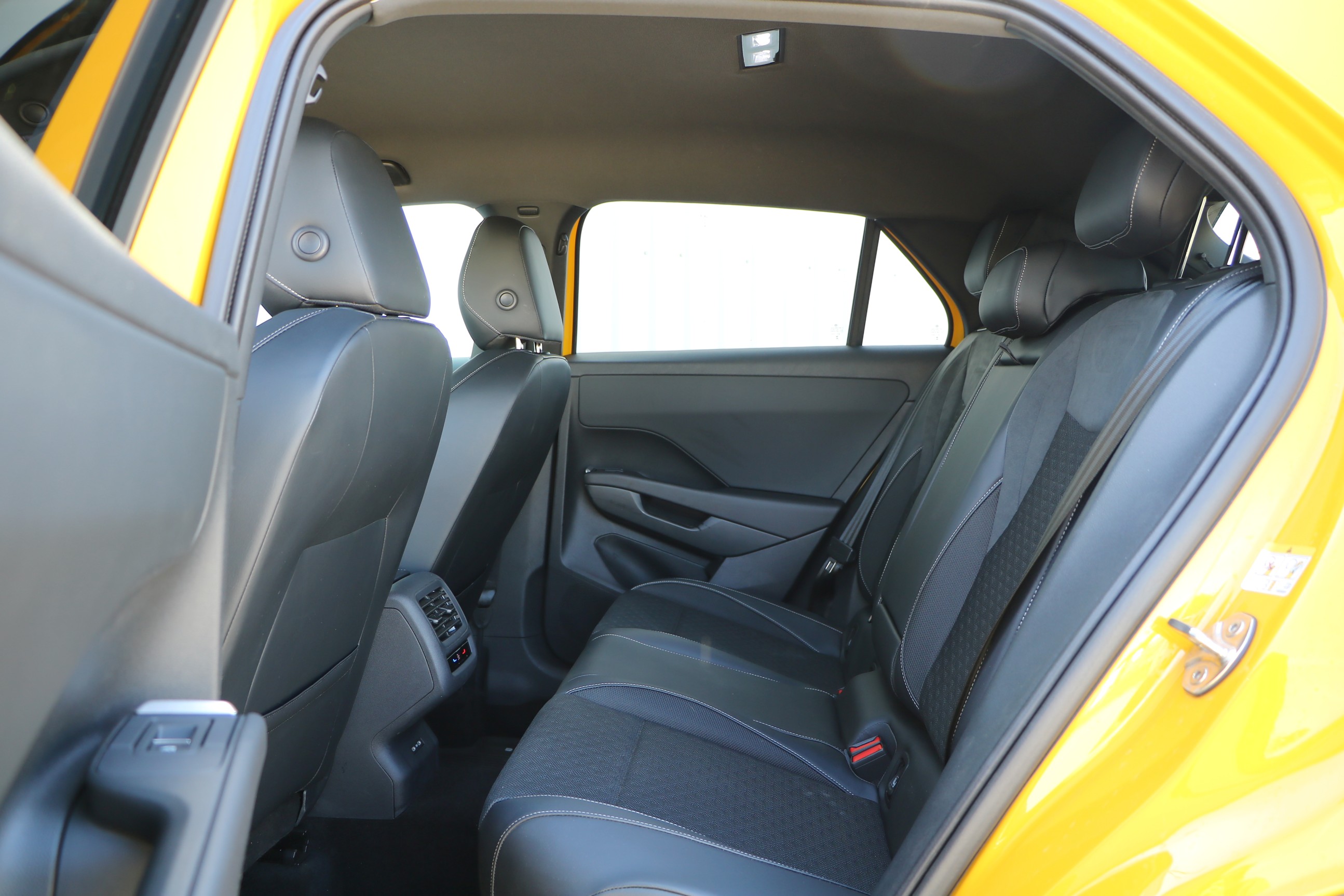 volkswagen_t-roc00061 | Vezess