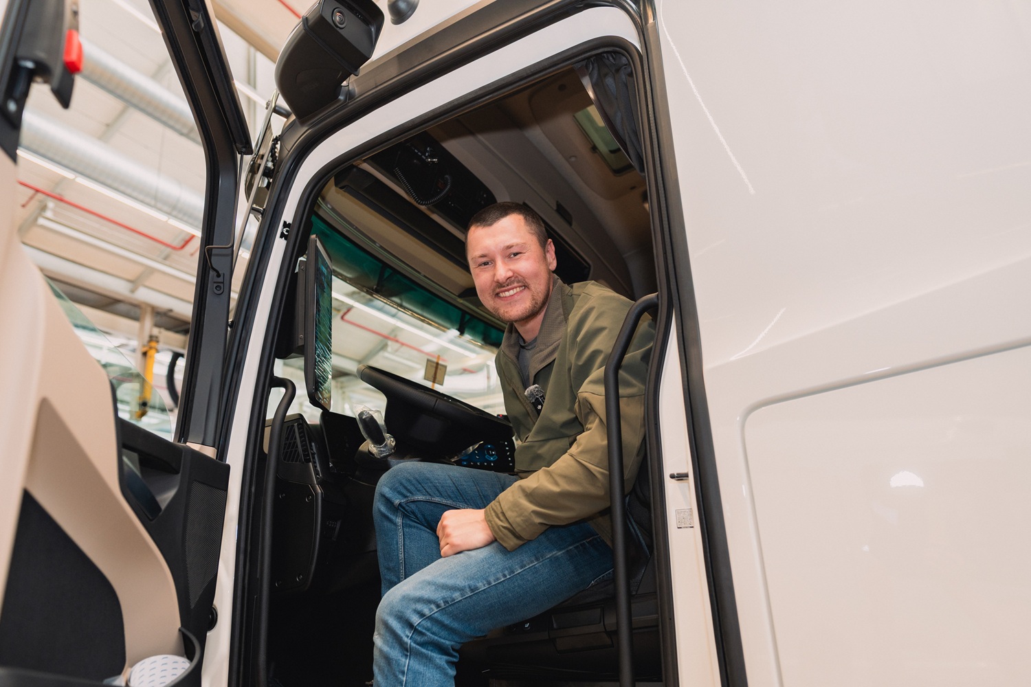 Mit dem eActros 600 in 80 Ladungen um die Welt Content Creator Tobias Wagner alias Elektrotrucker plant erste Weltumrundung mit einem batterieelektrischen Lkw Around the world in 80 charges with the eActros 600 Content creator Tobias Wagner aka | Vezess
