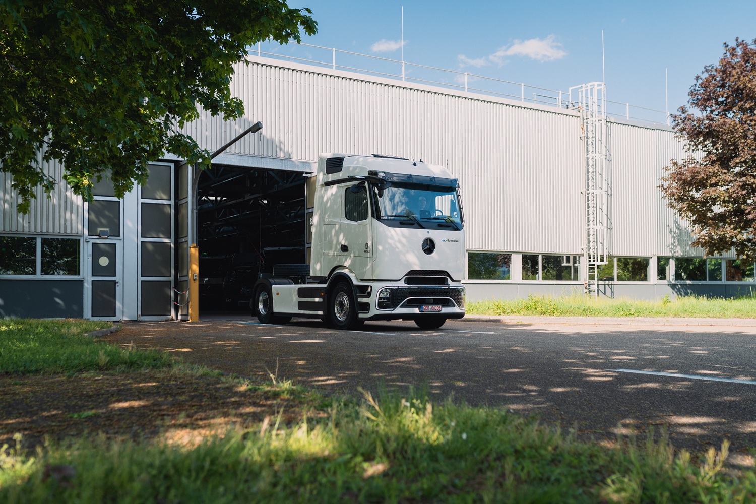 Mit dem eActros 600 in 80 Ladungen um die Welt Content Creator Tobias Wagner alias Elektrotrucker plant erste Weltumrundung mit einem batterieelektrischen Lkw Around the world in 80 charges with the eActros 600 Content creator Tobias Wagner aka | Vezess