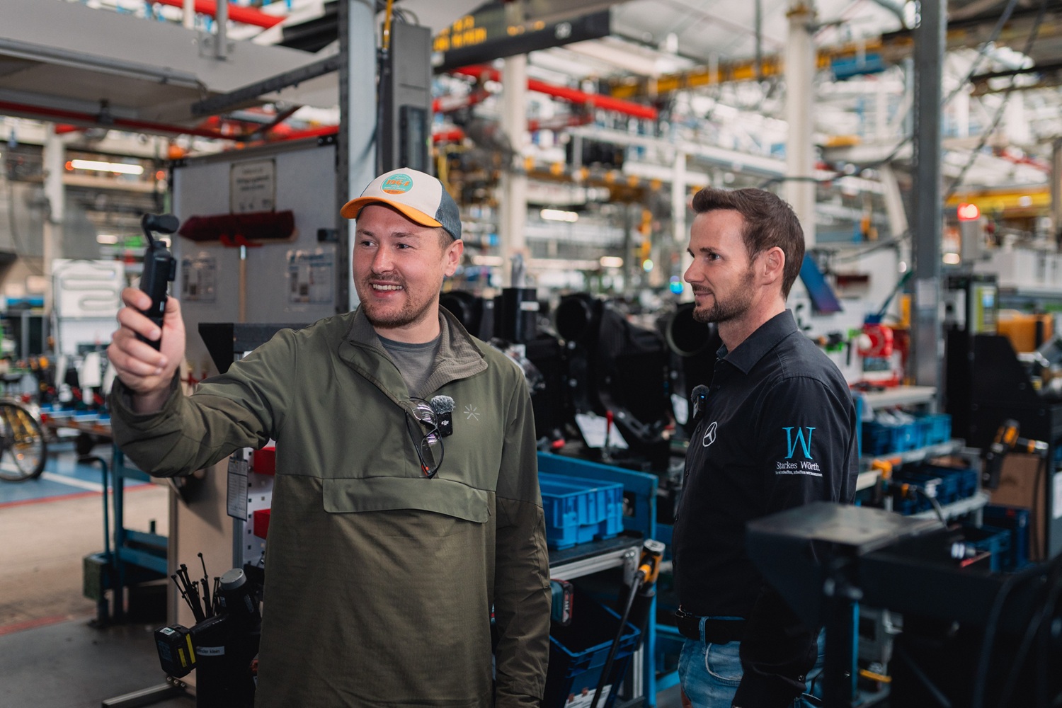 Mit dem eActros 600 in 80 Ladungen um die Welt Content Creator Tobias Wagner alias Elektrotrucker plant erste Weltumrundung mit einem batterieelektrischen Lkw Around the world in 80 charges with the eActros 600 Content creator Tobias Wagner aka | Vezess
