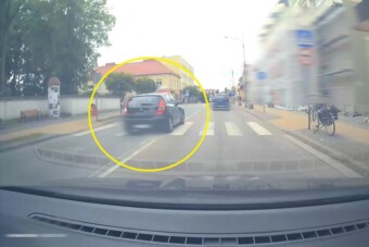 Fél éves jogosítványától búcsúzhatott a fiatal sofőr ezért a veszélyes mutatványért