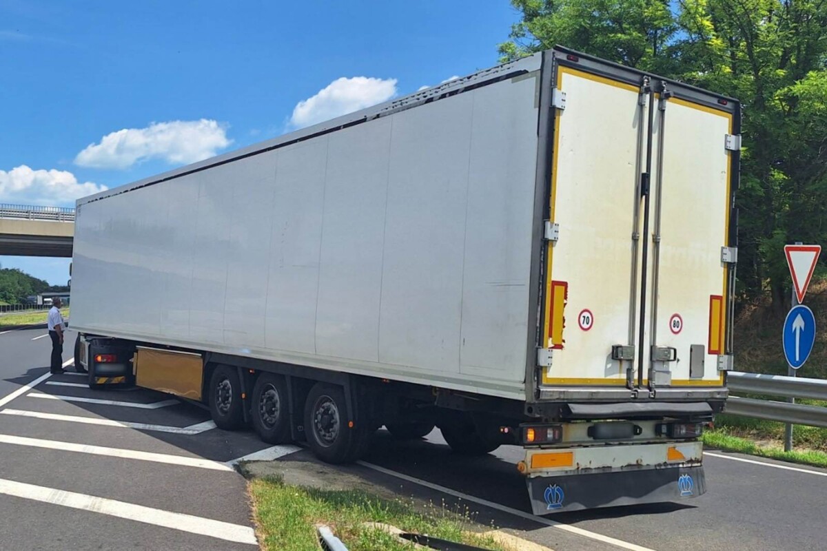 Őrültség az M7-esen, a pályán állt le pihenni a kamionos