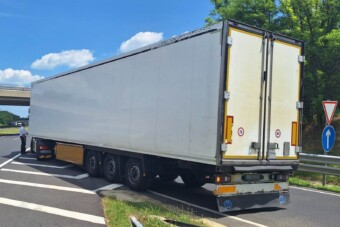 Őrültség az M7-esen, a pályán állt le pihenni a kamionos