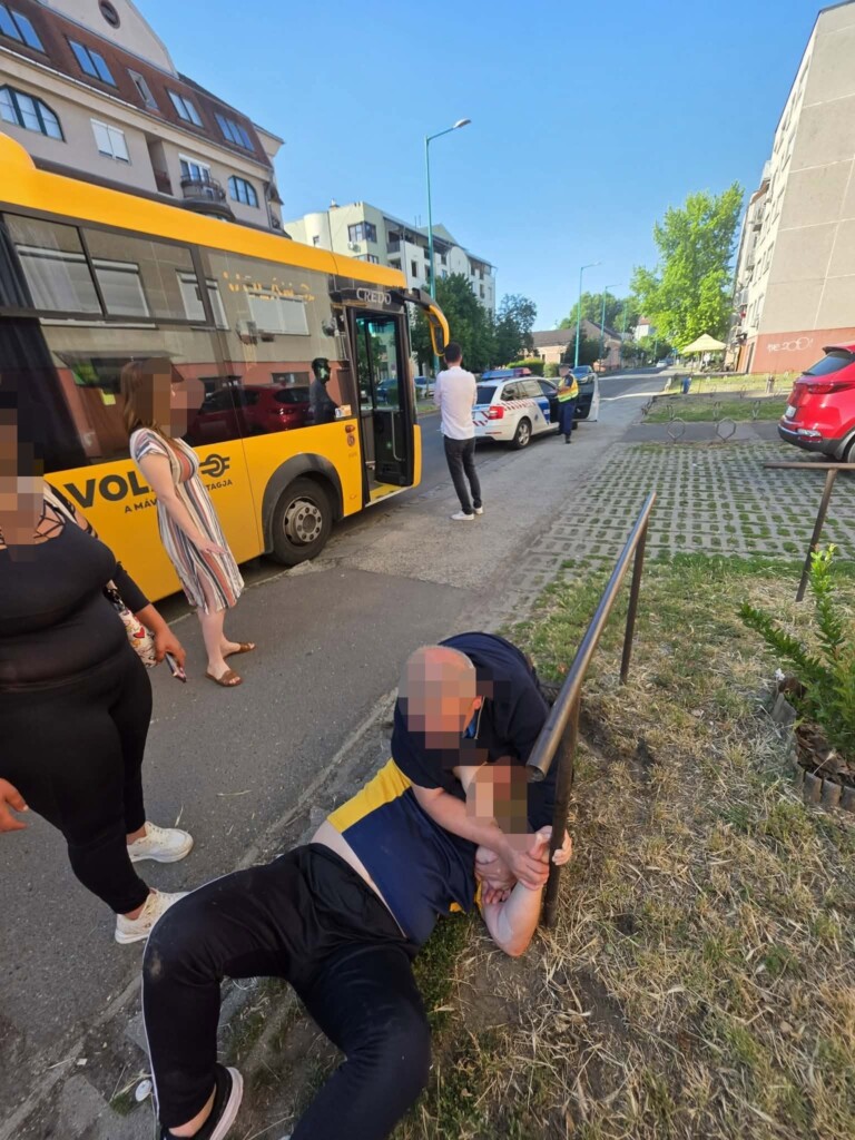 Autós sietett egy buszsofőr védelmére 1