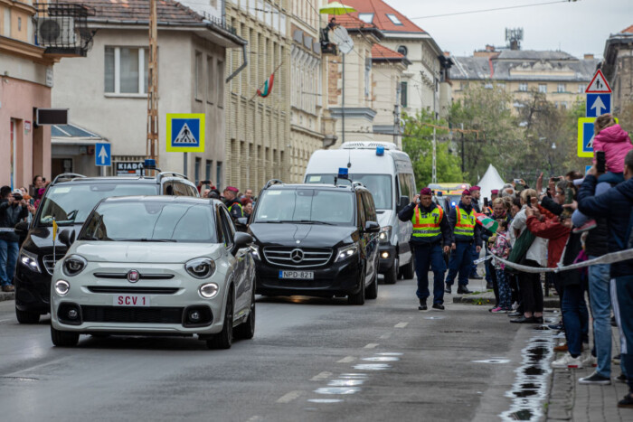 Sok millióért adták el az autót, amivel Budapesten közlekedett a pápa 2