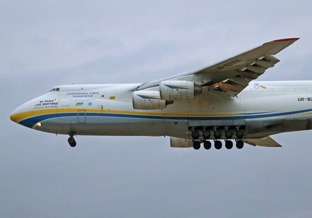 An Antonov brings to Barcelona one of the sailboats that will participate in the Americas Cup 2024 | Vezess