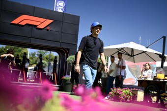 Álruhában ment a nép közé az F1-pilóta