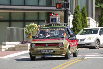 Állat verdával kíséri két szurkoló a németeket a foci-vb-n
