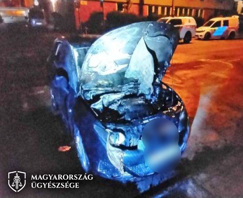 A gödöllői rendőrség előtt gyújtottak fel egy autót 1
