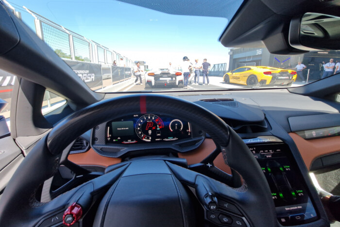 Örült tempó, laza műsor – a Hungaroringen próbáltuk az új Lamborghinit 16