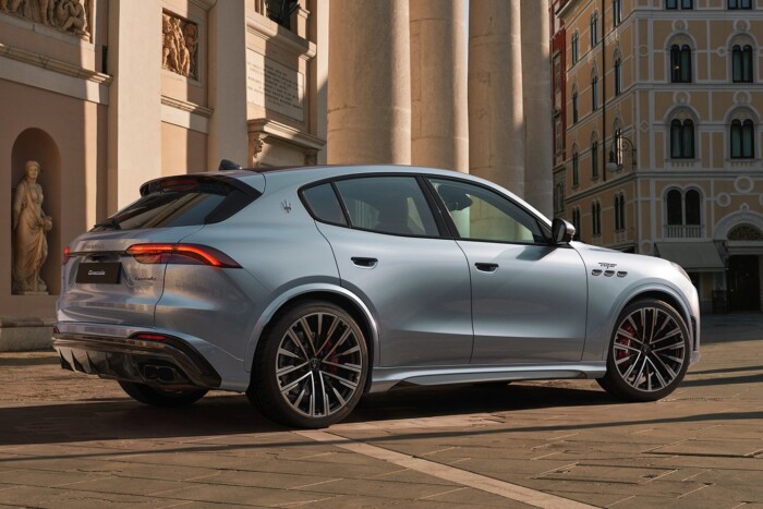 Nyolcszögletű kormánnyal újul a Maserati SUV-ja 6 Nyolcszögletű kormánnyal újul a Maserati SUV-ja 6