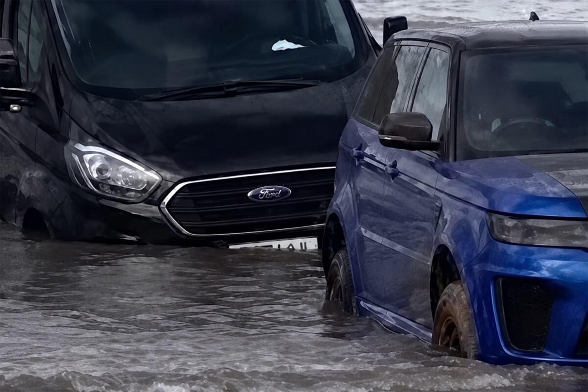 Vízbe fulladt az 50 milliós SUV, mert ki akart húzni egy kisbuszt, ami szintén odaveszett