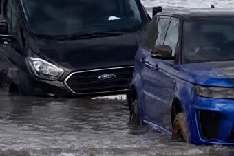 Vízbe fulladt az 50 milliós SUV, mert ki akart húzni egy kisbuszt, ami szintén odaveszett