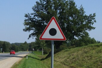 Sok autósnak fogalma sincs, mire figyelmeztet ez a furcsa tábla