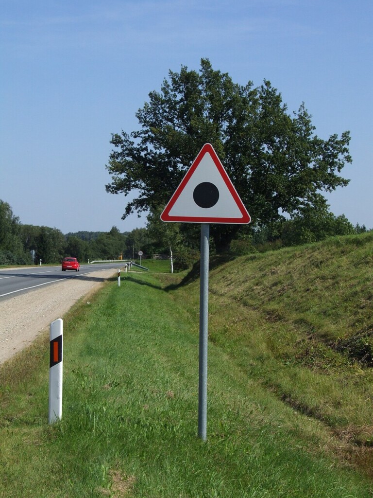 Sok autósnak fogalma sincs, mire figyelmeztet ez a furcsa tábla 2 Sok autósnak fogalma sincs, mire figyelmeztet ez a furcsa tábla 2