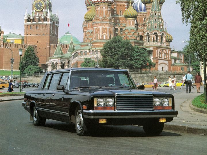 russian-zil-limo-that-belonged-to-mikhail-gorbachev-is-so-big-it-doesn-t-fit-in-photos_1 | Vezess