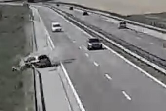 Megijedt a leállósávtól, ripityára törte a kocsiját az M25-ösön