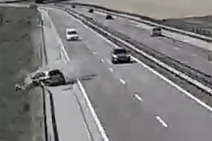 Megijedt a leállósávtól, ripityára törte a kocsiját az M25-ösön
