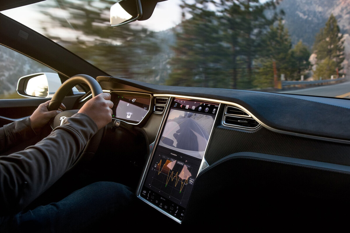 Megállt a Tesla az autópálya közepén, majd jött a kamion és tragikus vége lett