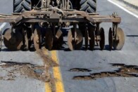 Felszántotta a frissen aszfaltozott utat a nem okos traktoros 1