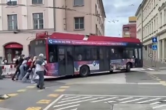 Videó: utasok tolták a trolibuszt a magyar városban