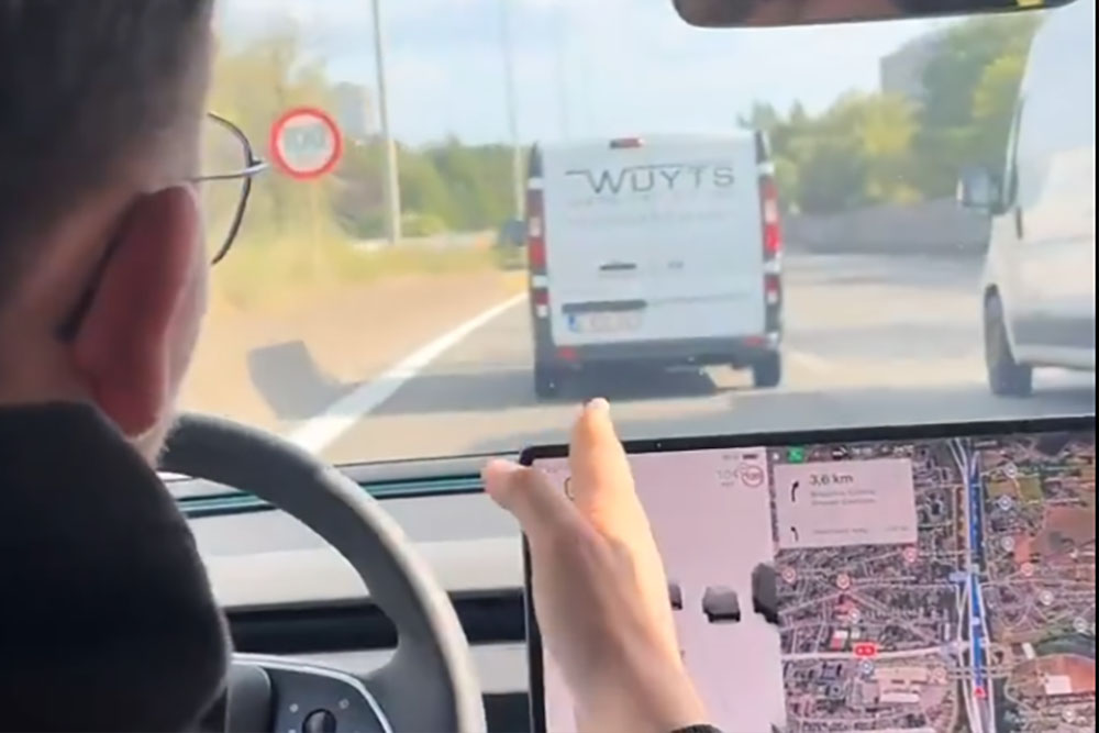 Nagy jelenet: mobilon hívta a belső sávban ragadt furgont, hogy adjon helyet