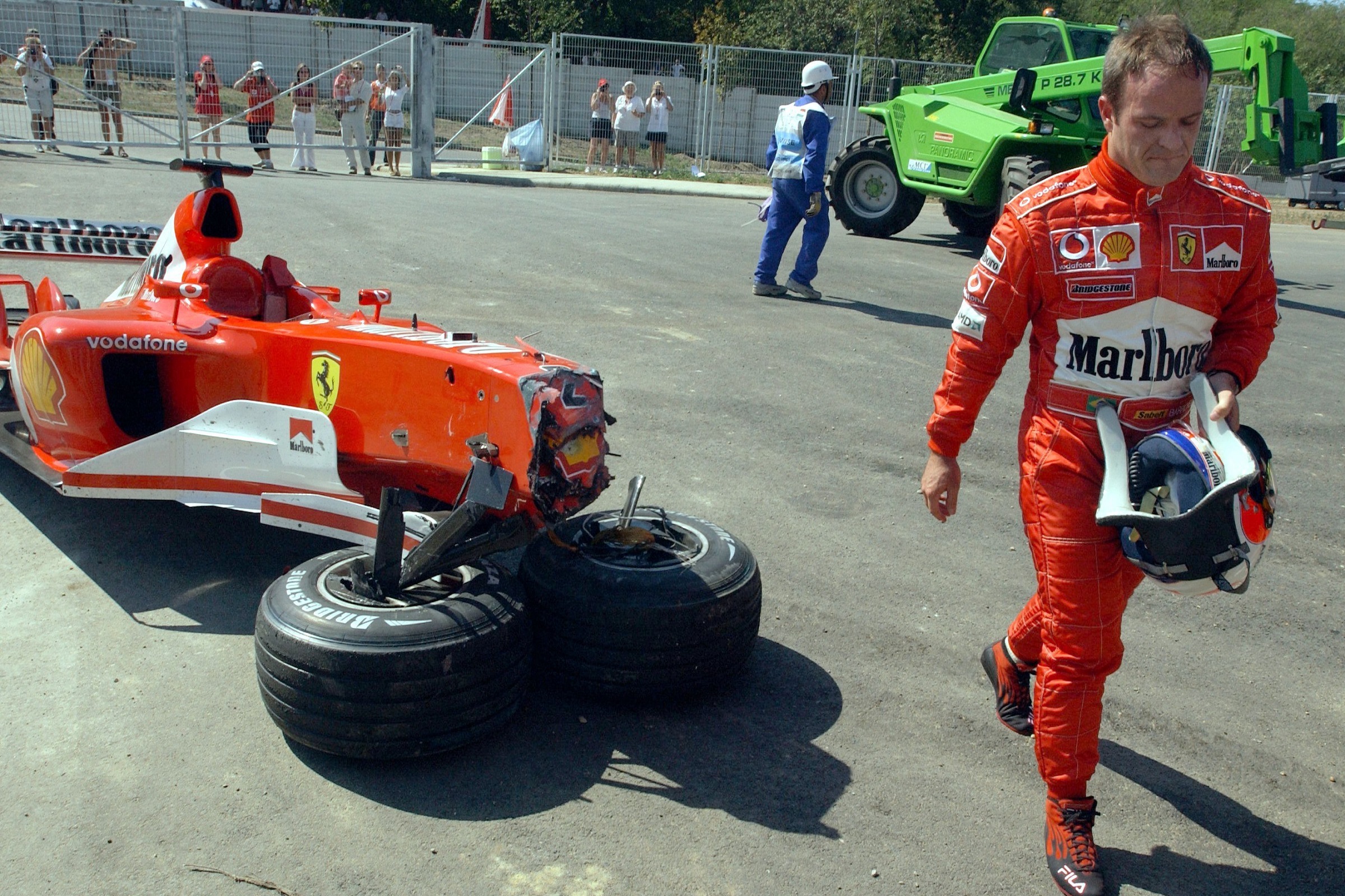 Formula 1 - Rubens Barrichello loses rear tyre | Vezess