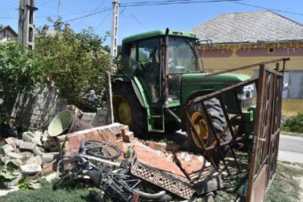 Részeg traktoros bontotta le egy ház kerítését Tolnában