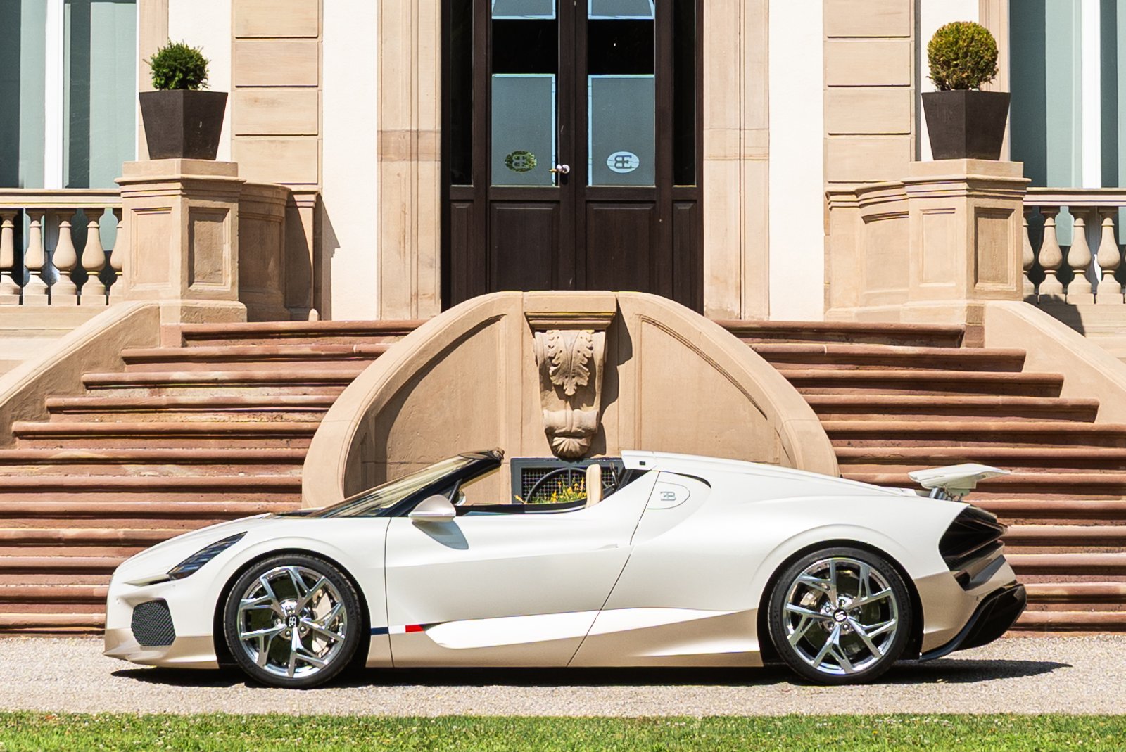 07-bugatti_the-end-of-production_w16-mistral-chateau-pic | Vezess