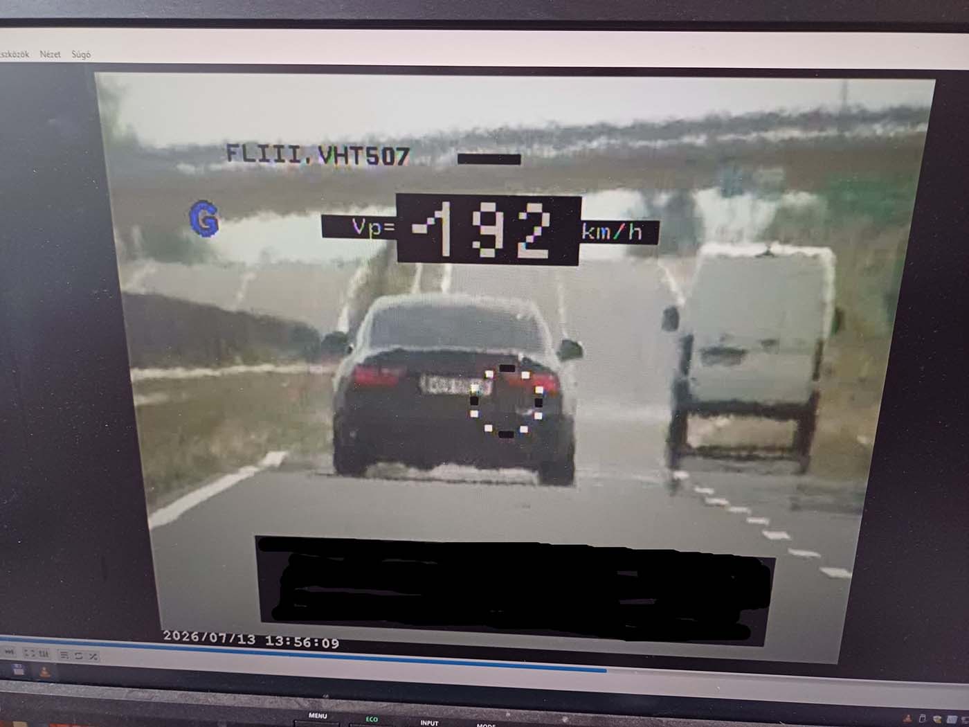 Kiakasztotta a sebességmérőt egy gyorshajtó a 21-es úton 1 Kiakasztotta a sebességmérőt egy gyorshajtó a 21-es úton 1