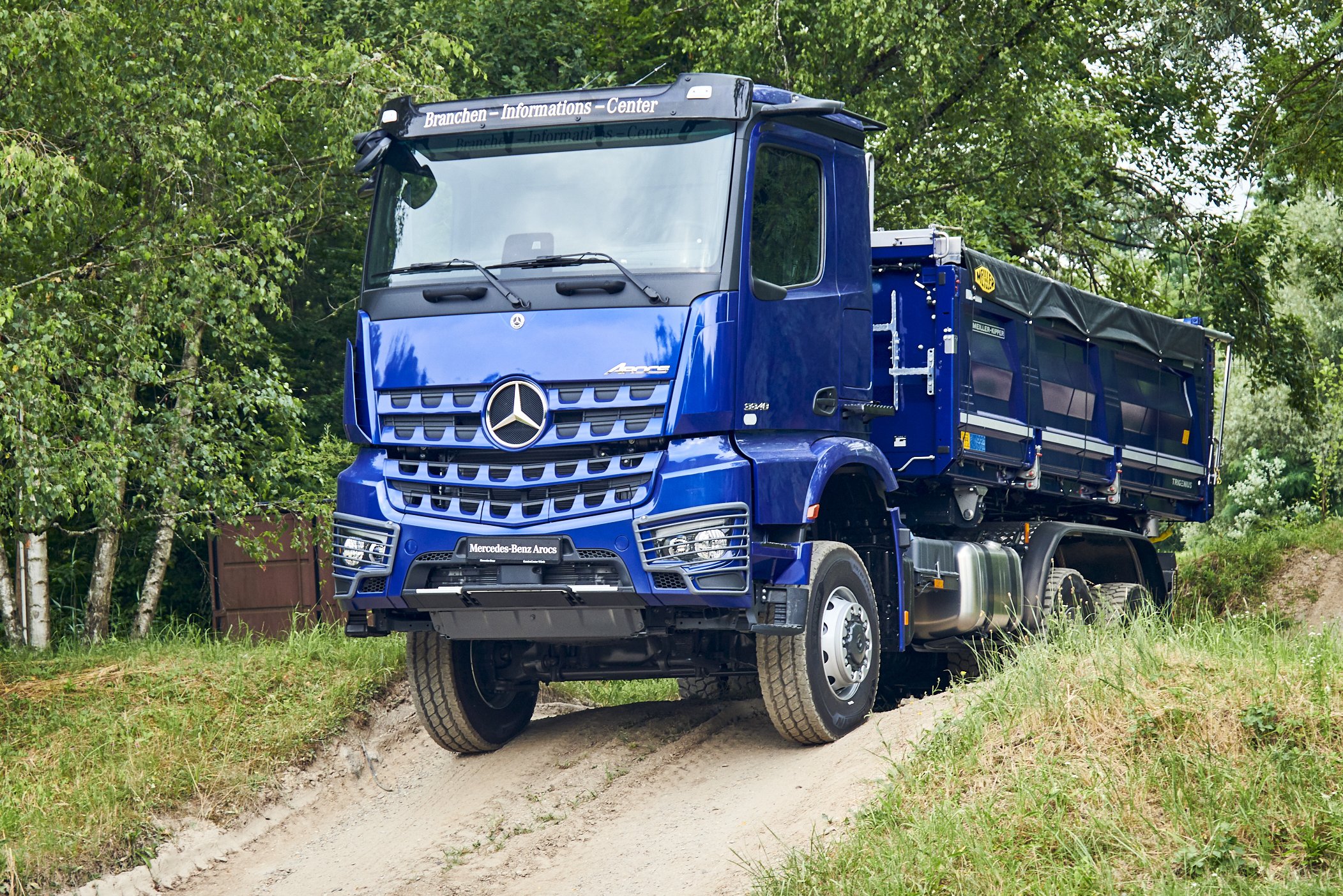 Mercedes-Benz Trucks Baupower auf jedem Terrain Mercedes-Benz Trucks Construction Power for Every Terrain | Vezess