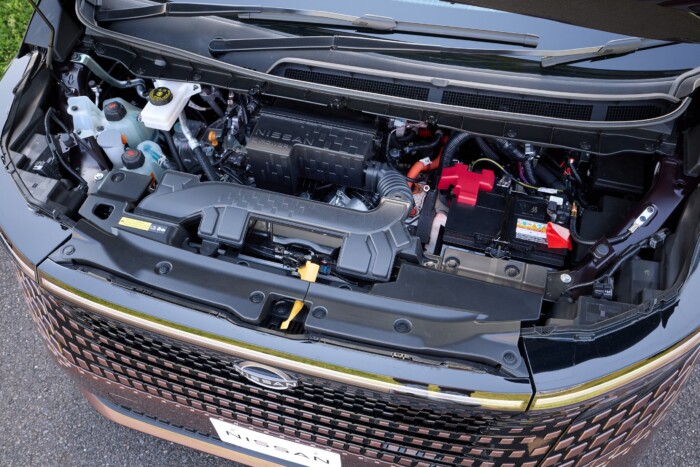 Megépítette őrült űrbuszát a Nissan 6 Megépítette őrült űrbuszát a Nissan 6