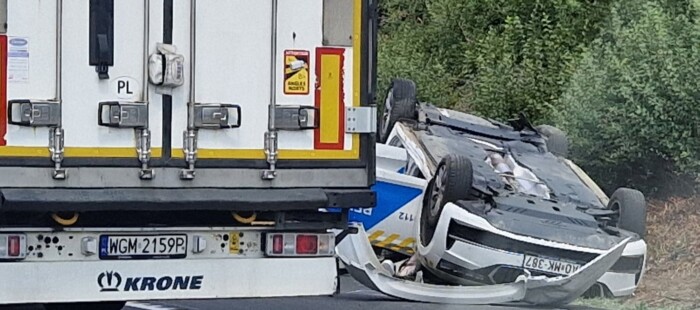 Fejre állt egy rendőrautó az M1-esen, fotón a helyszín 1 Fejre állt egy rendőrautó az M1-esen, fotón a helyszín 1