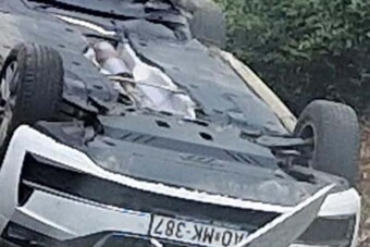 Fejre állt egy rendőrautó az M1-esen, fotón a helyszín