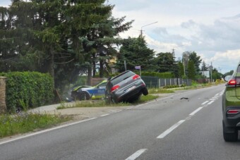 Fotókon, ahogy a lengyel egyenruhások összetörték a Mustang rendőrautót