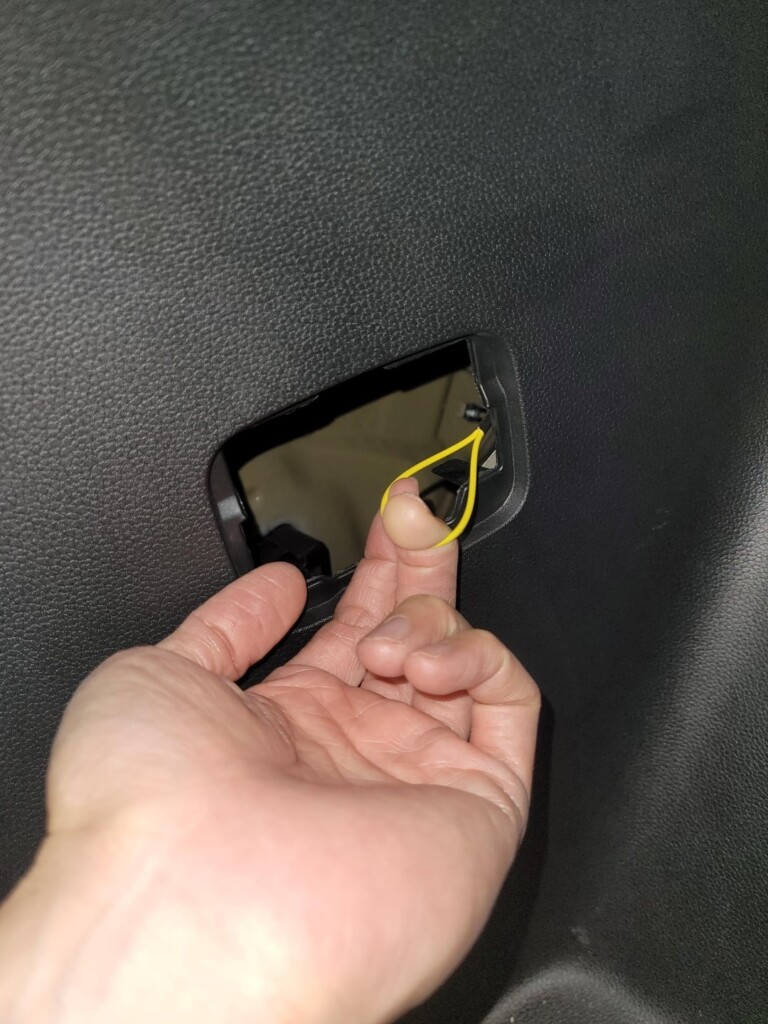 Ezt a kis kart sok autós sosem találja meg, pedig fontos feladata van 1 Ezt a kis kart sok autós sosem találja meg, pedig fontos feladata van 1