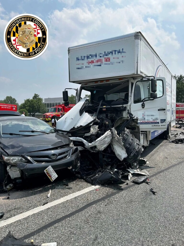 Kettészakadt egy Cybertruck egy tömegbalesetben 3 Kettészakadt egy Cybertruck egy tömegbalesetben 3