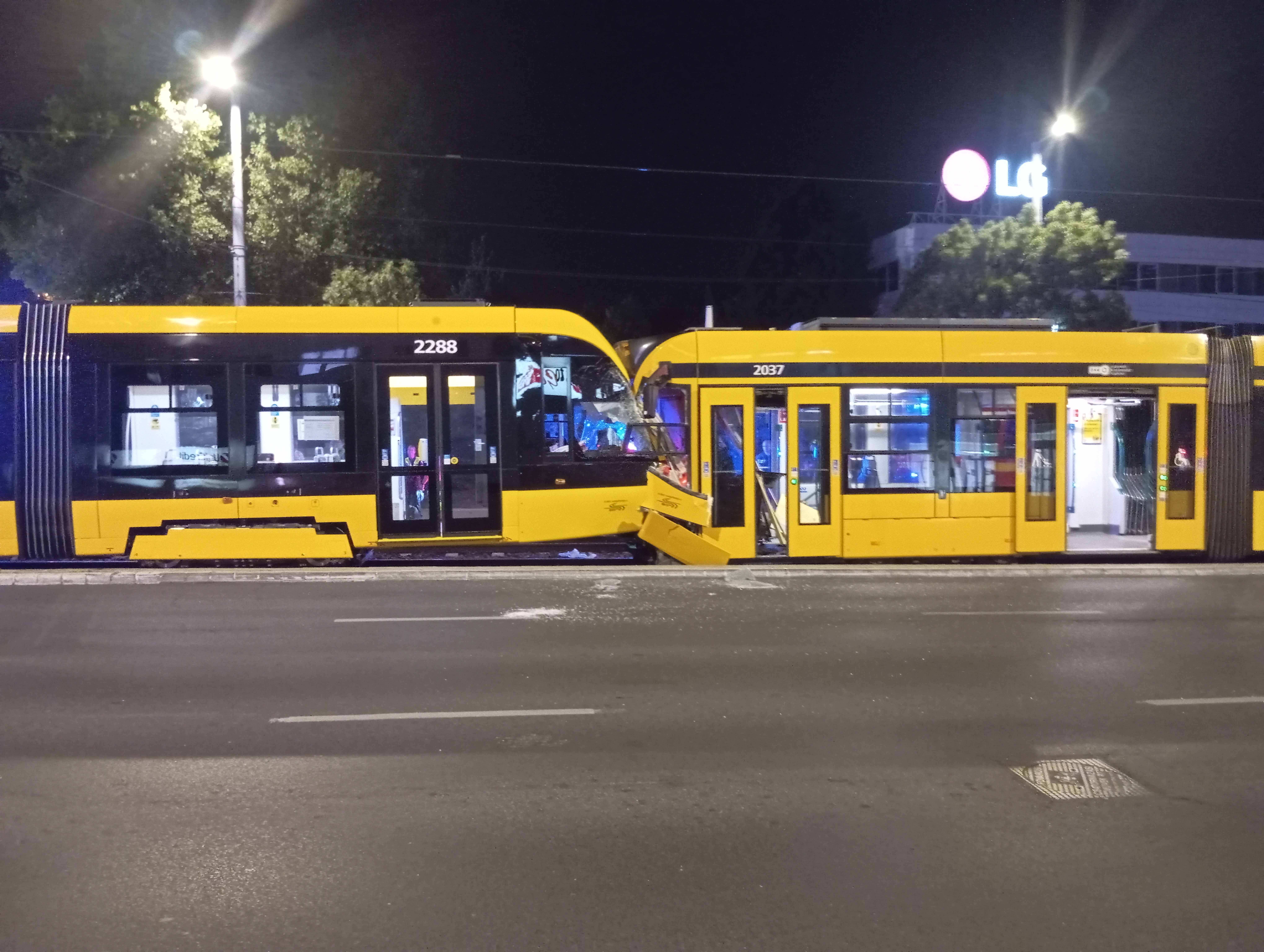 Két villamos ütközött Budapesten: fotókon a baleset 1 Két villamos ütközött Budapesten: fotókon a baleset 1