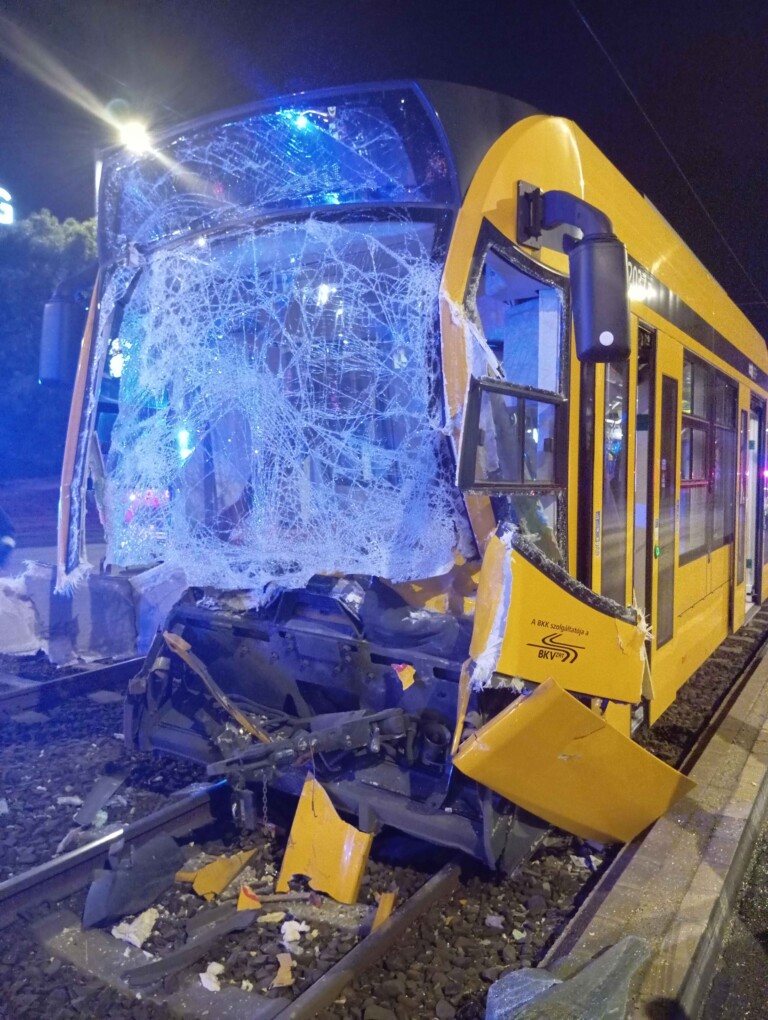 Két villamos ütközött Budapesten: fotókon a baleset 2 Két villamos ütközött Budapesten: fotókon a baleset 2