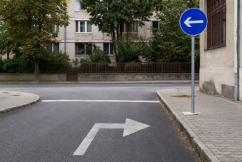 Ha mást mutat a közlekedési tábla és a felfestés, melyiket kell követni?