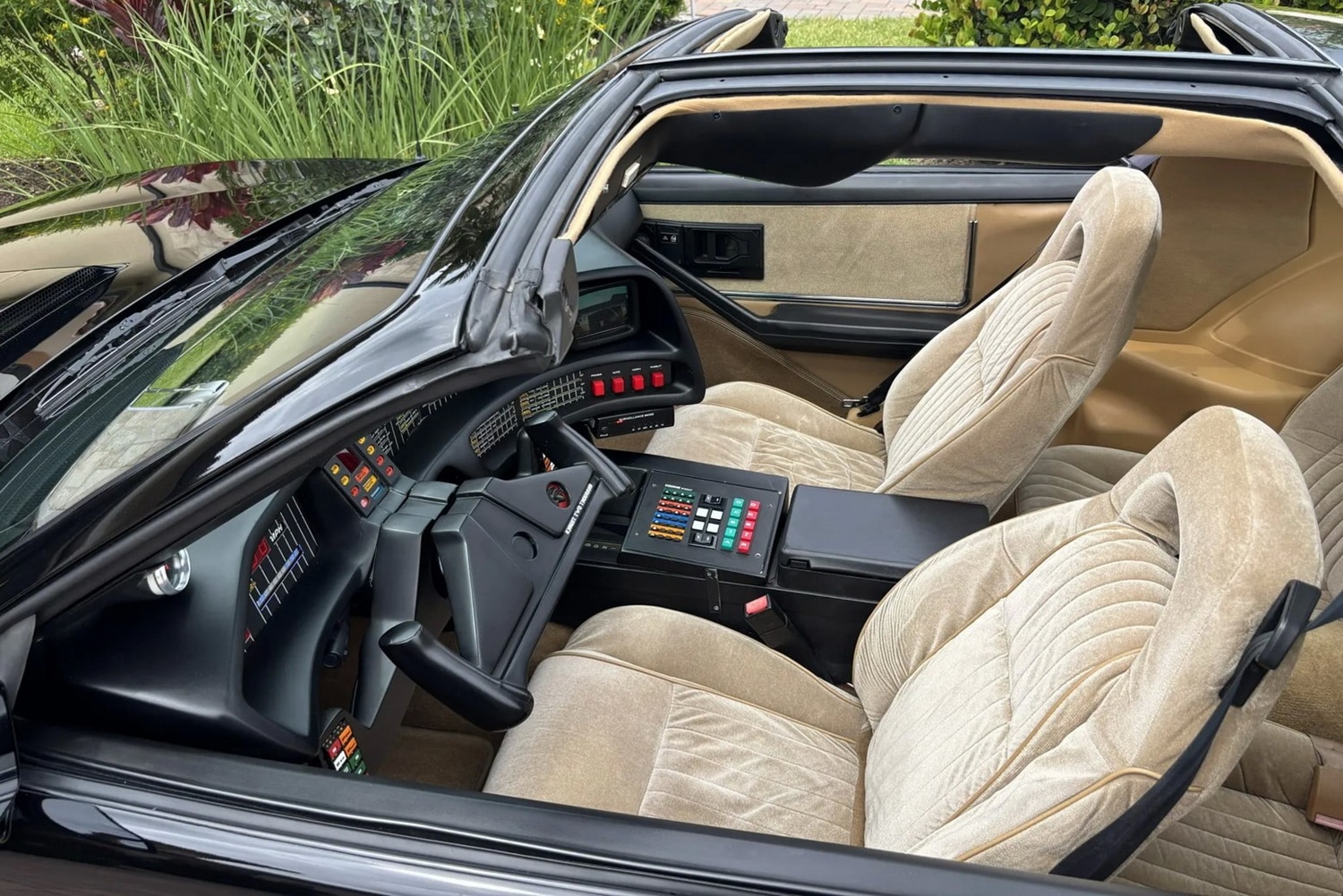 florida-man-parts-ways-with-kitt-as-talking-trans-am-fetches-65000_2 | Vezess