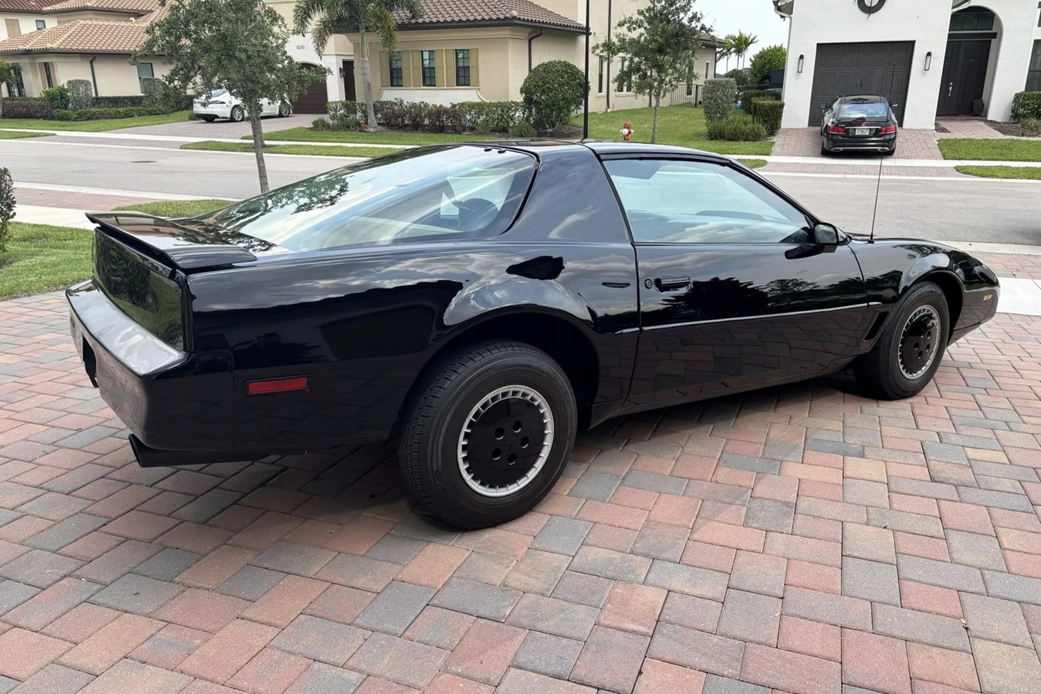 florida-man-parts-ways-with-kitt-as-talking-trans-am-fetches-65000_21 | Vezess