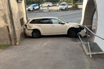 Két ház közé szorult autójával egy 87 éves sofőr