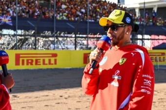 Nagy tömeg előtt tett komoly ígéretet Lewis Hamilton